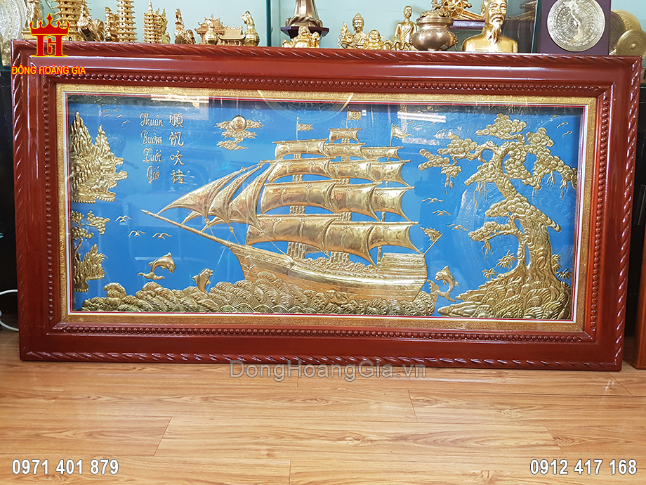 Đây là bức tranh vô cùng sống động và sắc nét khắc họa hình ảnh con thuyền bằng đồng vàng với biển là nền xanh đang căng buồm ra khơi